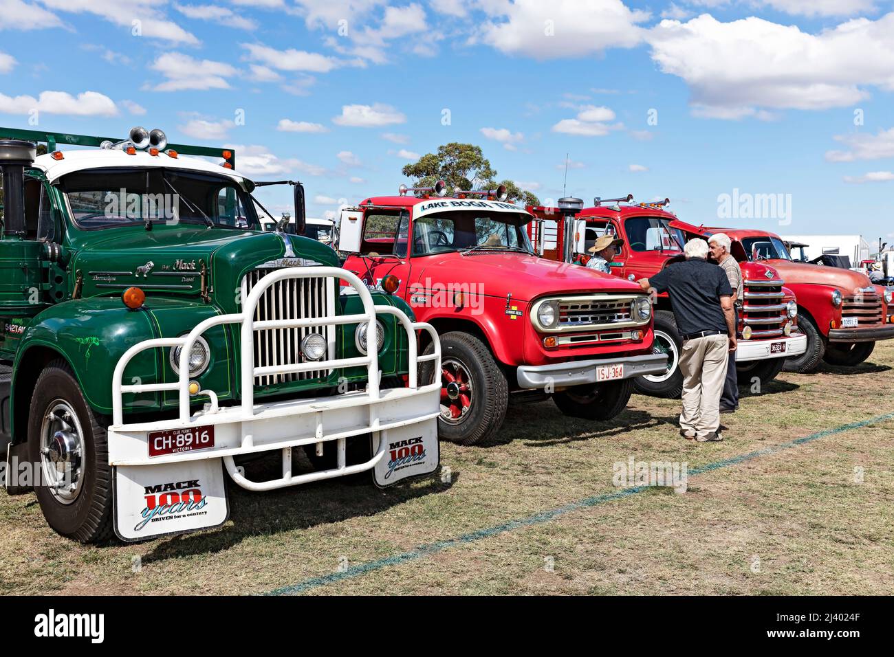 Trucks Australien / Australische Lkw-Fahrer unterhalten sich `s der Goldgräberstadt Clunes aus den 1850er Jahren in Victoria Australia. Stockfoto